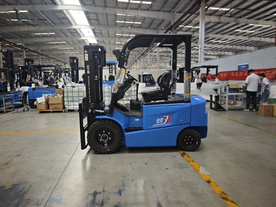 3 fatores para avaliar ao comprar empilhadeira elétrica retrátil